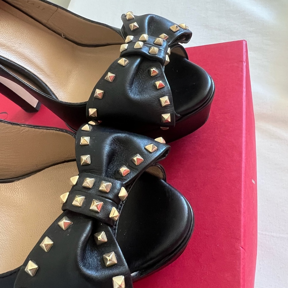 VALENTINO GARAVANI STUDDED BOW PLATFORM PUMPS